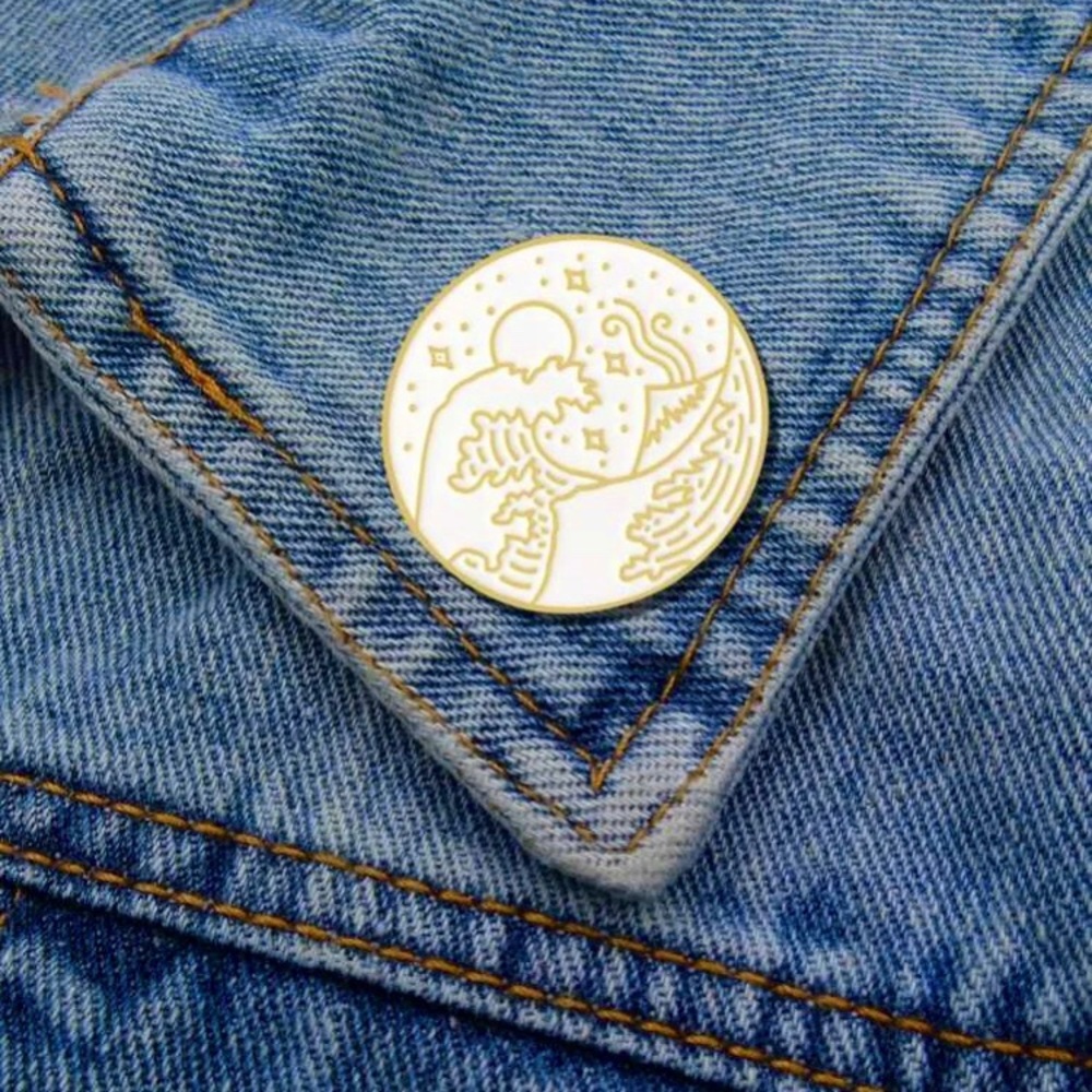 Wave Pattern Round Brooch